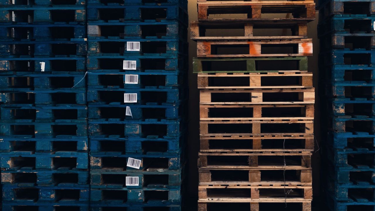 Rangées de palettes en bois et bleues empilées, gros plan